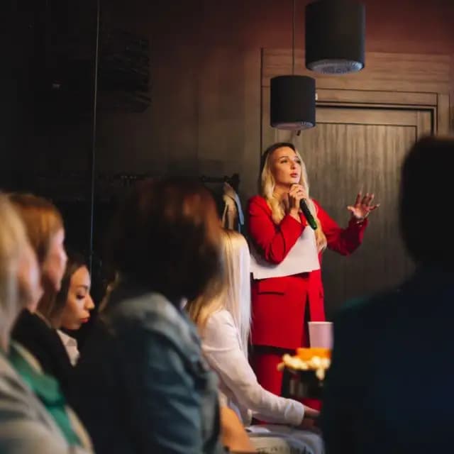 Настя ведёт занятие по таро